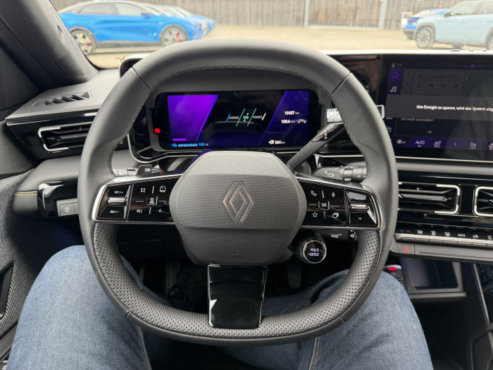 Mit dem runden Multi-Sense-Knopf wechselt man den Fahrmodus. Die Lautstärke-Änderung auf dem dritten Stockhebel hinter dem Lenkrad kann man als Fahrer nicht sehen. (Bild: Dirk Kunde)